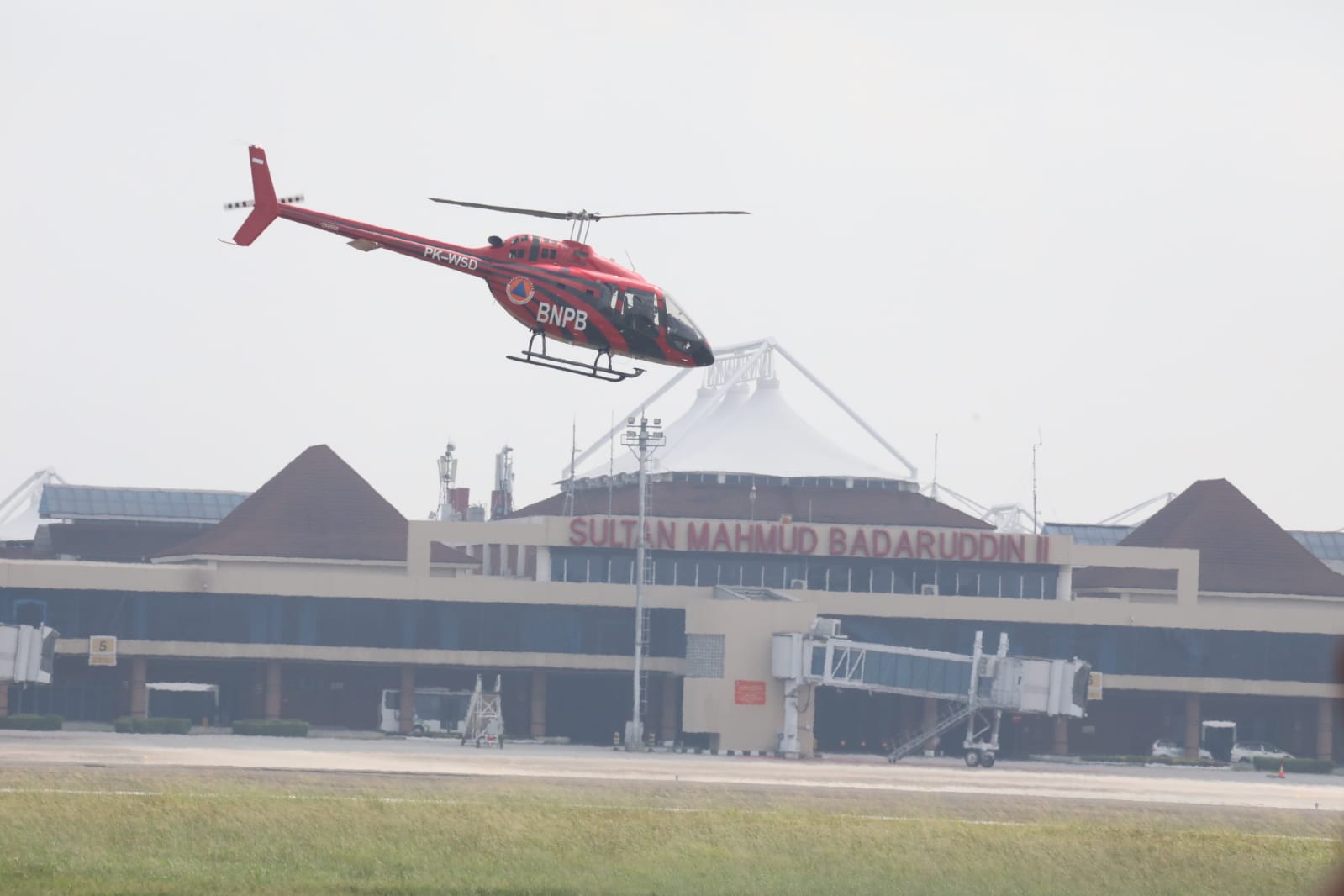 Helikopter yang membawa Kepala BNPB Letjen TNI Suharyanto beserta Herman Deru selaku Gubernur Sumatera Selatan saat mengudara untuk lakukan monitoring penanganan kebakaran hutan dan lahan di wilayah Sumatera Selatan pada Selasa (12/9).